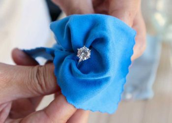 A Comprehensive Guide on How to Clean Jewelry Safely and Effectively